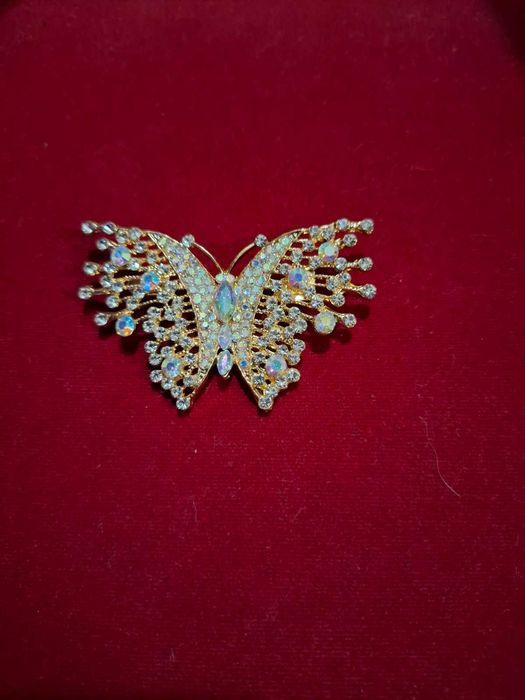 Брошки различни модели