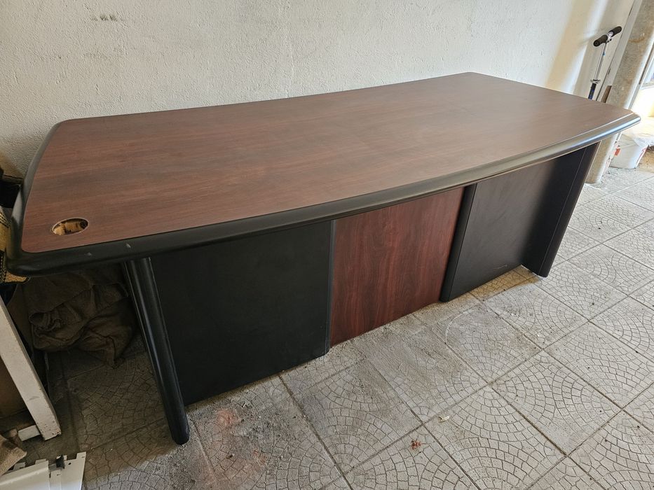 Стол письменный офисный.