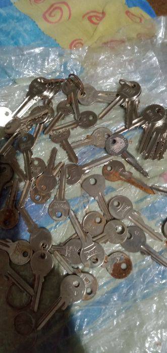 Ключи от дверных замков  б/у