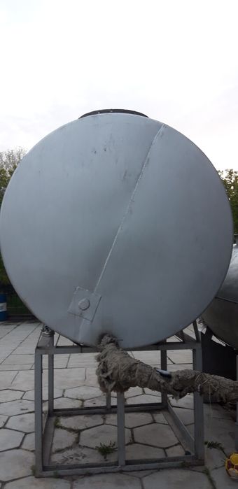 Продам цистерну около 3 кубов для ГСМ.