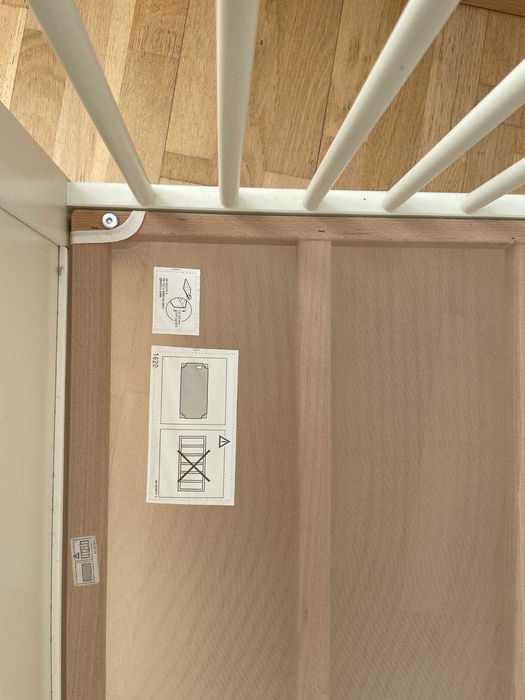 Продавам бебешко легло/ кошара-дървен материал,  с матрак.