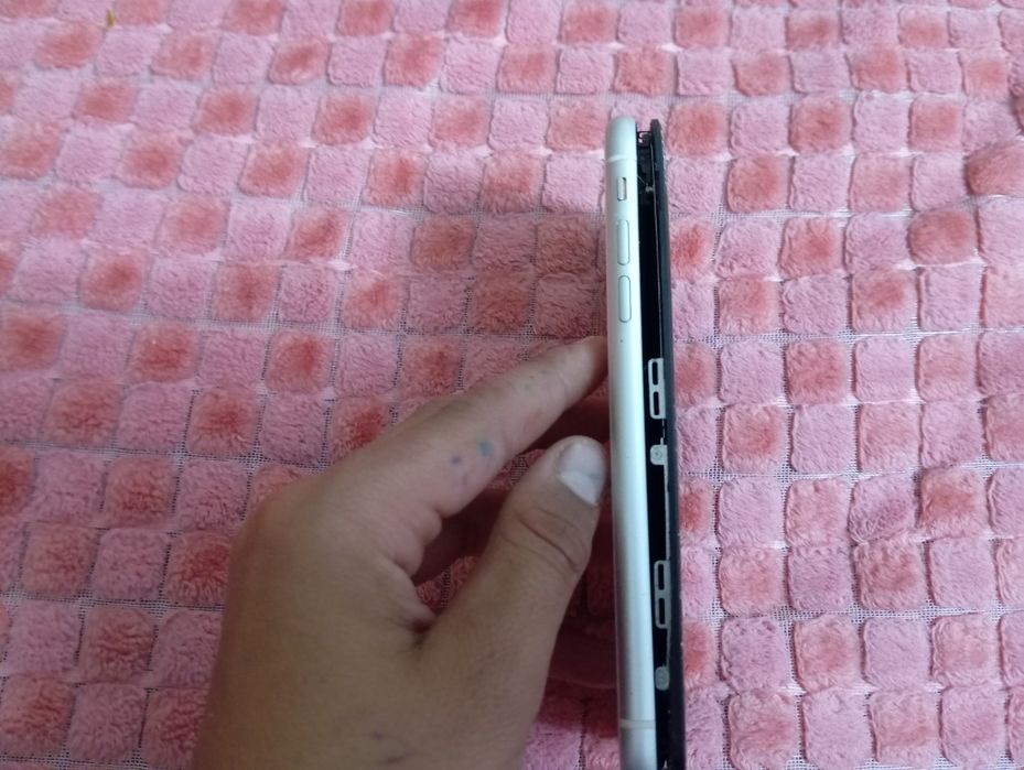Vând iPhone 11 spart displeiul