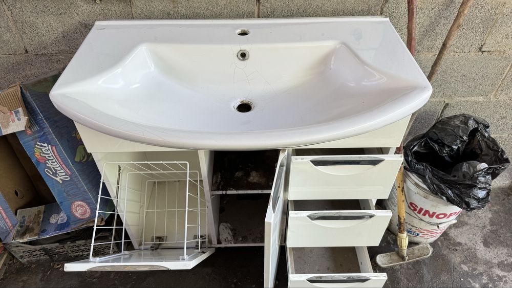 Умывальник со шкафчиком