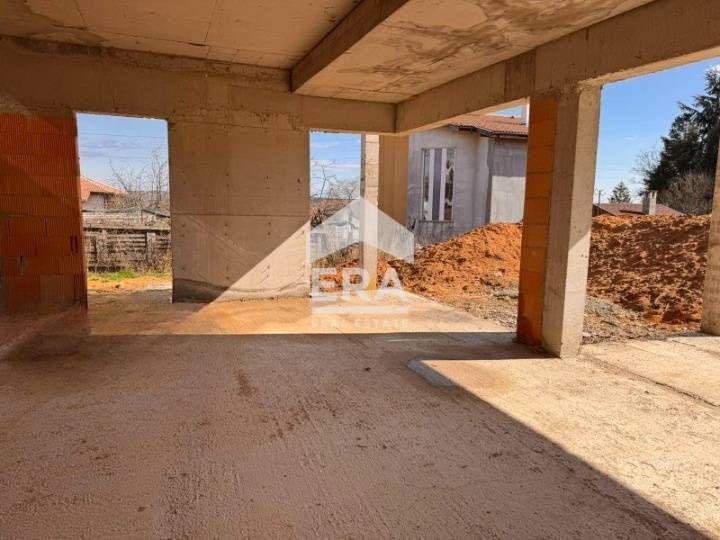 ЕКСКЛУЗИВНО! Двуетажна къща с двоен гараж, на етап пред Акт 14, в с. Д