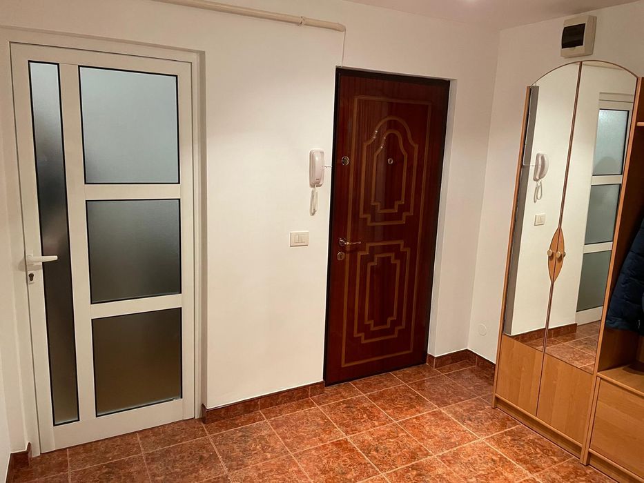 Închiriez apartament 2 camere mobilat cu  centrală și AC.