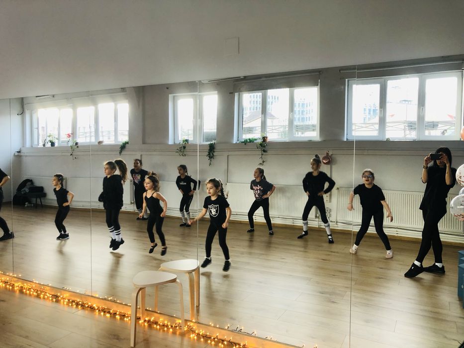 Inscrieri dans modern pentru copii cu varste cuprinse intre 4-16 ani.