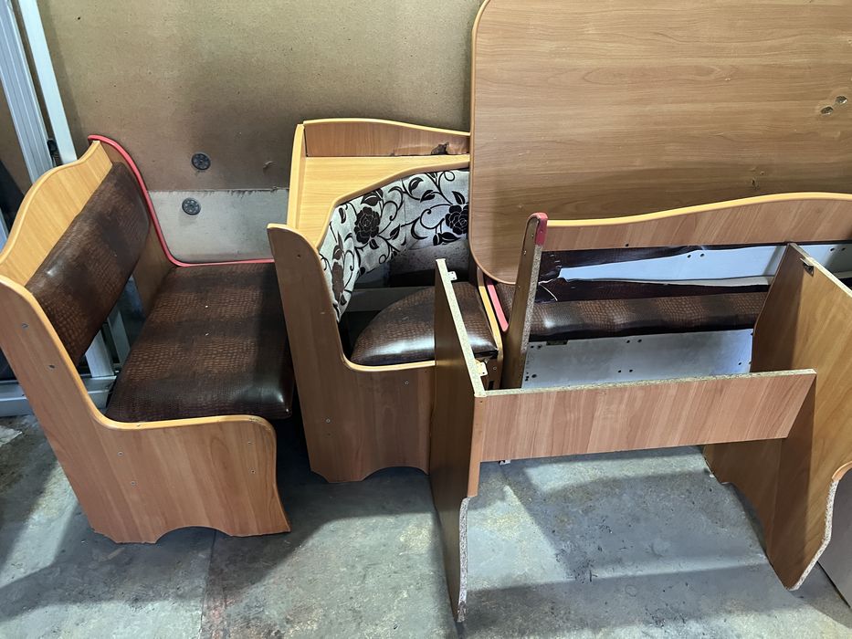 продается уголок с столом