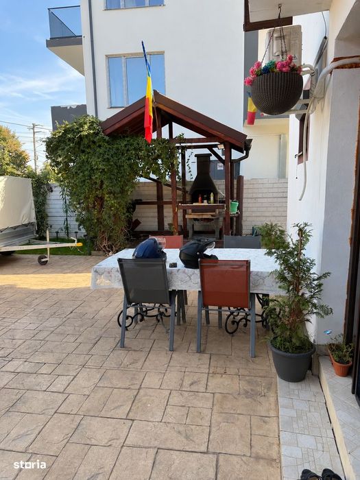 Două case, o singură proprietate, vedere la lac