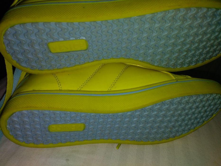 Vând ghete sport, mărimea 38, galbene lacuite