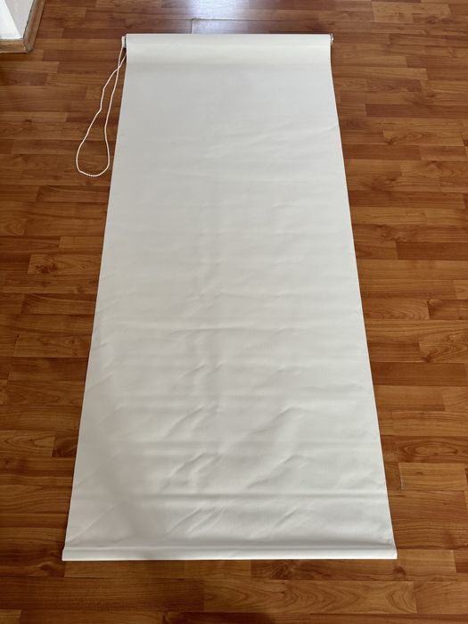 2 jaluzele rulou, una gri si una alba mai mica