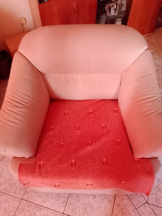 Продавам два броя кресла.