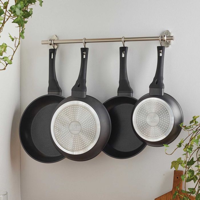 Нов незалепващ тиган RESTO 22cm – за всички котлони