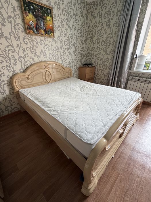 Продам двухспальнюю кровать с матрасом