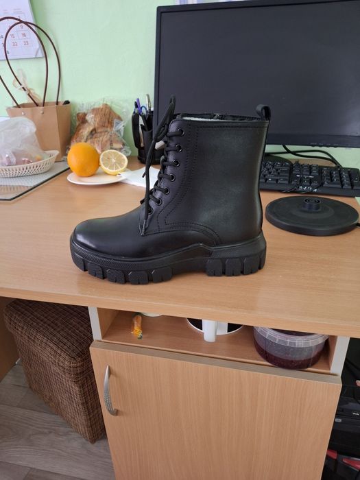 Продам ботинки женские