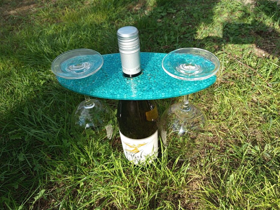 Стойка за вино от епоксидна смола с две чаши