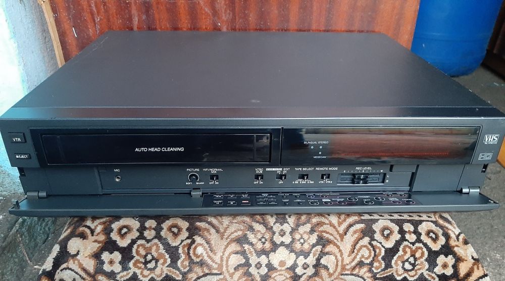 Vând videorecorder blaupunkt stereo rtv-760 în stare bună telecomandă