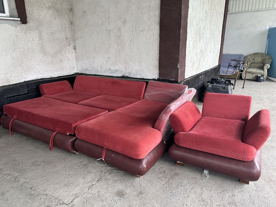 Продам угловой диван с креслой