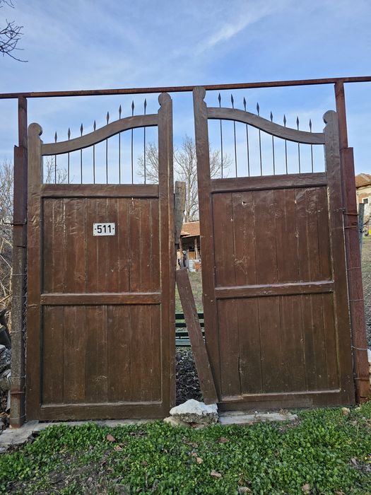 Дворна врата от дърво