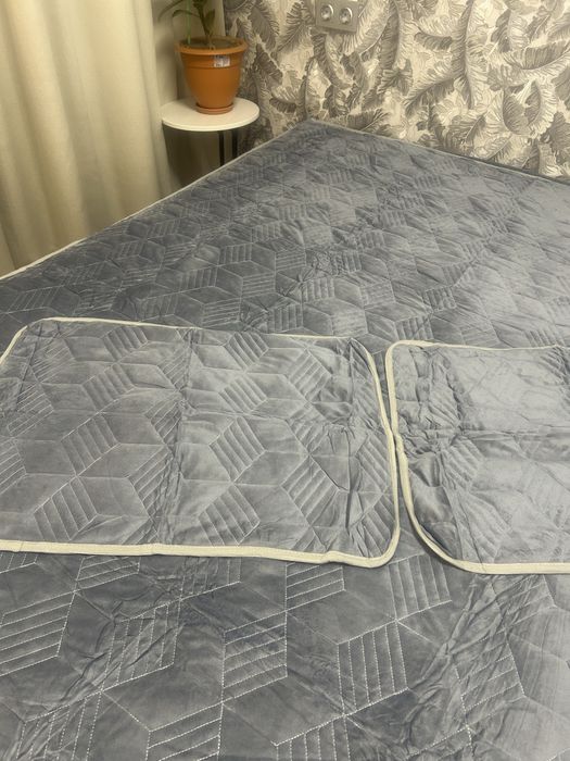 Покрывало на резинке продам дешево