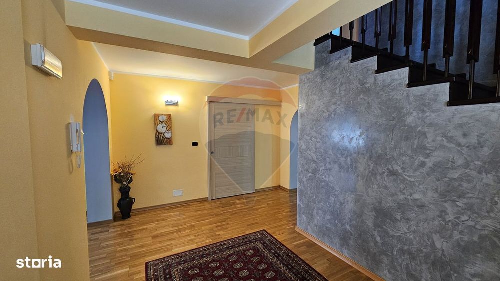 Casă / Vilă de lux cu 8 camere de vânzare in Obcini, Suceava