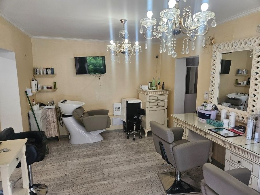 Inchiriez camera cosmetica/ masaj, posturi coafura si manichiura