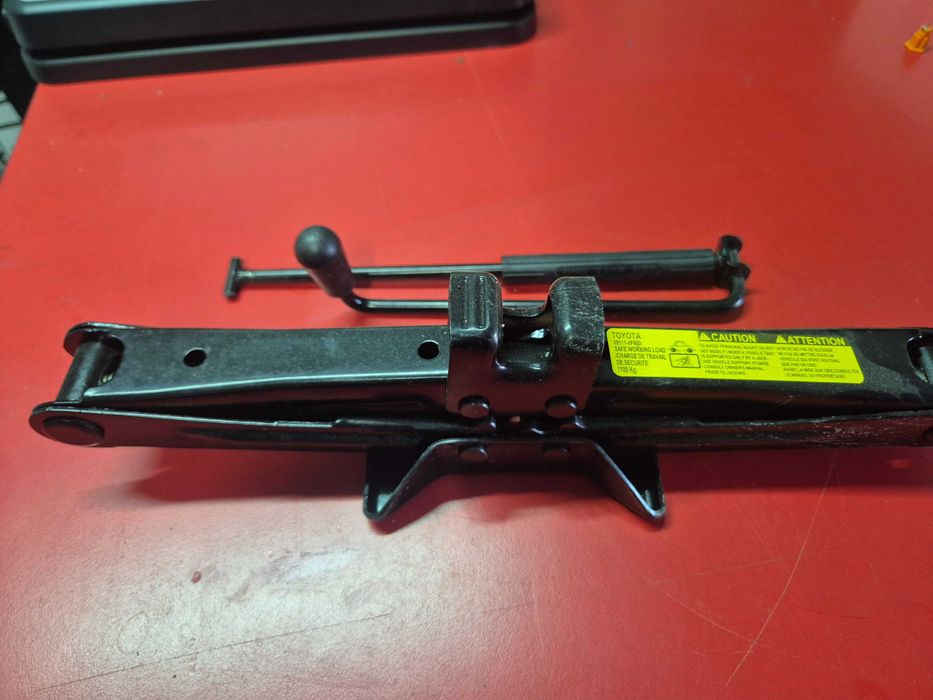 Cric Auto Original OEM TOYOTA Avensis Corolla Hybrid Yaris Cross Prius Hybrid Corolla Cross