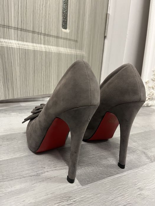 Tocuri cu talpa rosie