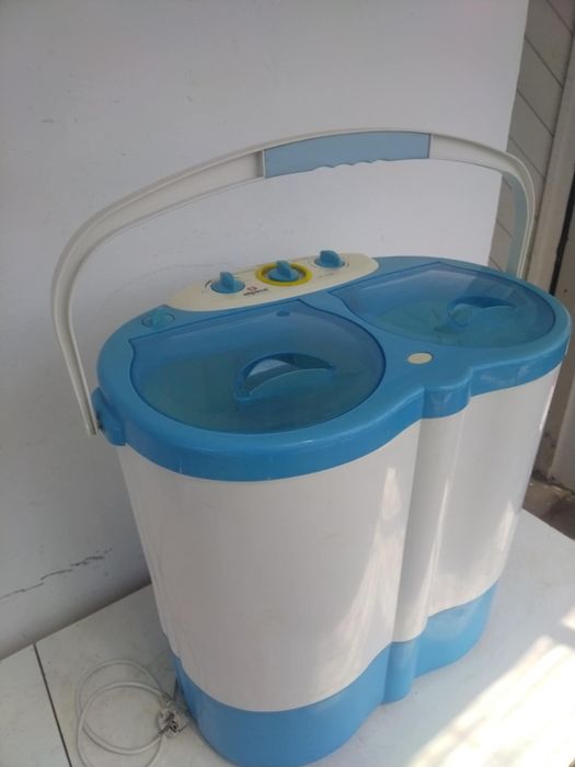 ALPINA преносима мини пералня с отделна камера за центрофуга. 
Капацит