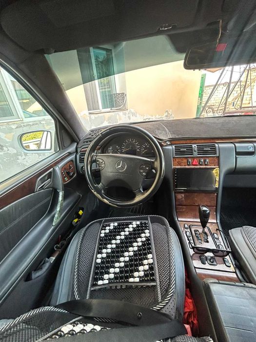 Mercedes benz E 320 W 210