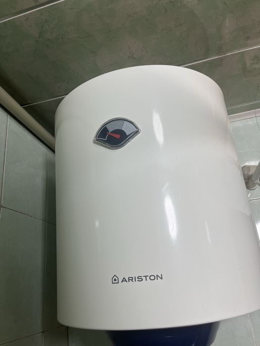 Продам водонагреватель Ariston