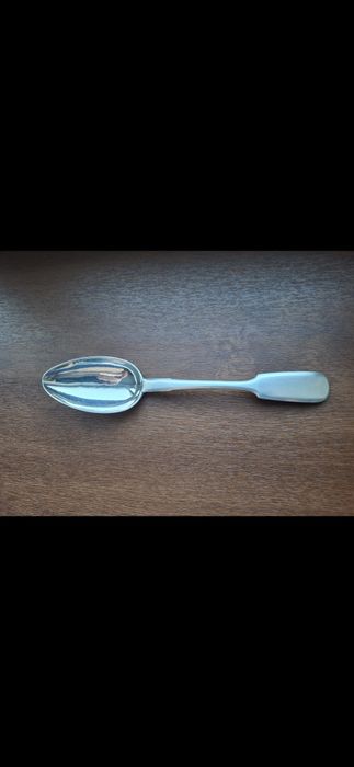 Столовая серебряная ложка.