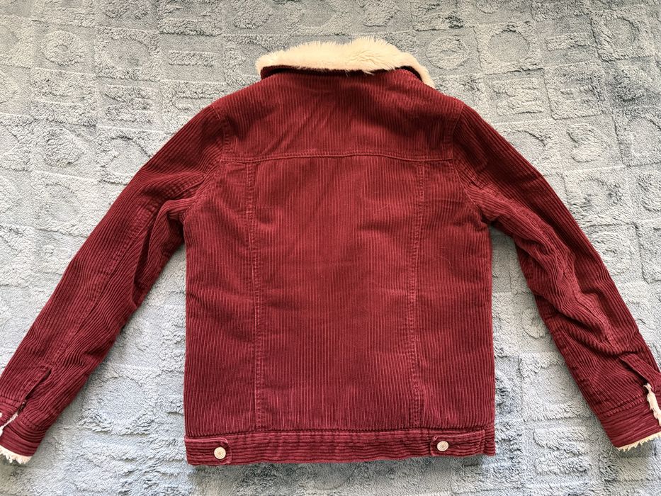 Червено зимно яке от релефен плат с пухкава подплата