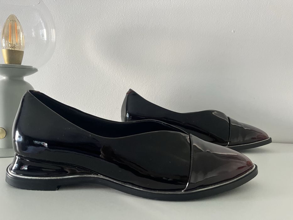 Pantofi din pele lacuita