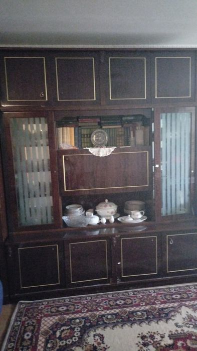 Шкаф в зал для посуды и вещей