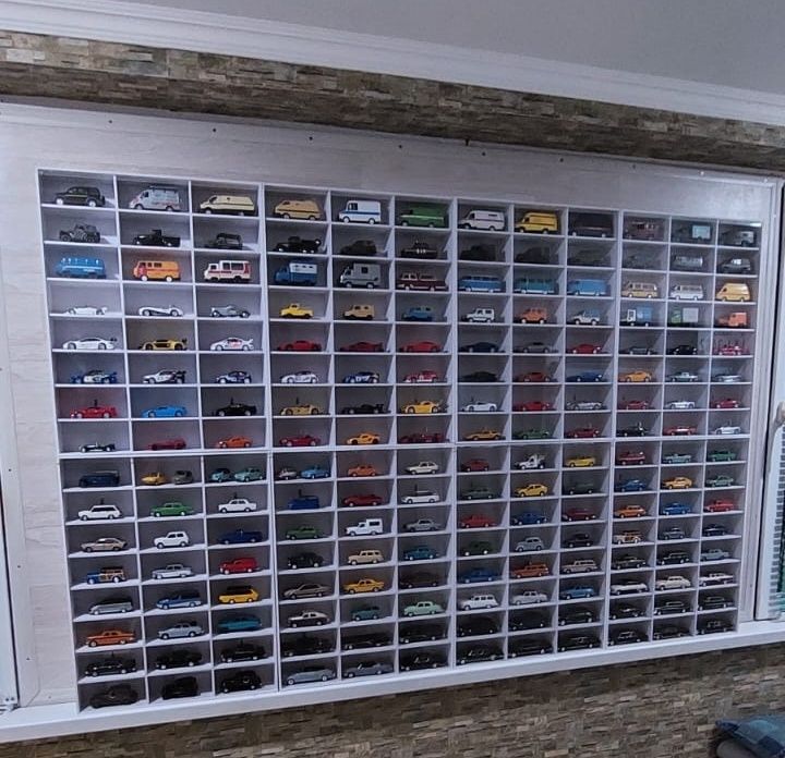 Полочки для моделей машинок масштаба 1:43