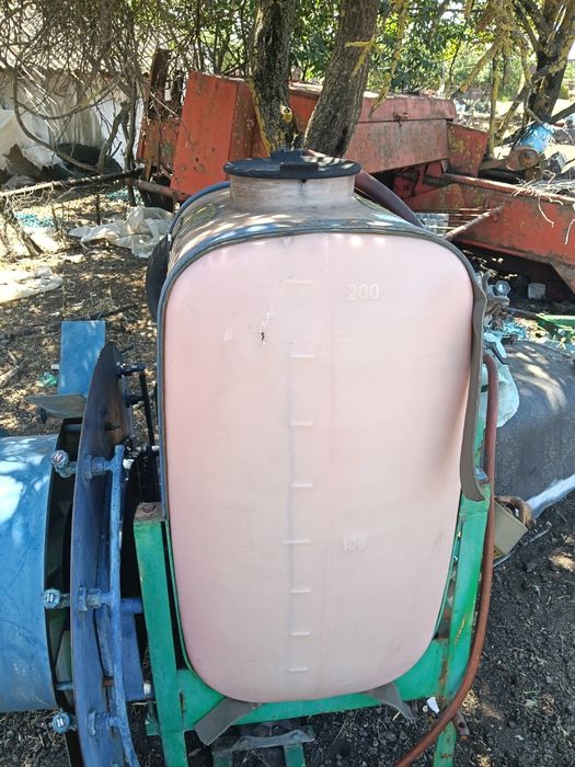Vând atomizator de stropit pomii 200L
