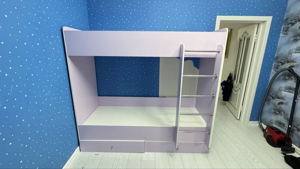 Продаётся детская двухъярусная кровать.Самовывоз.Торг уместен