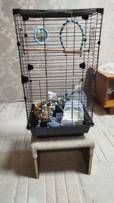 Продам клетку для попугая с игрушками