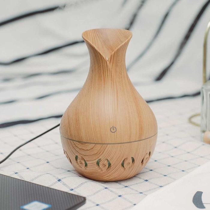 Арома дифузер за освежаване и пречистване на въздуха с LED светлини