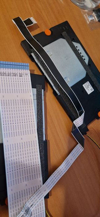 Samsung UE50AU8072U Части + крачета и кабел за захранване