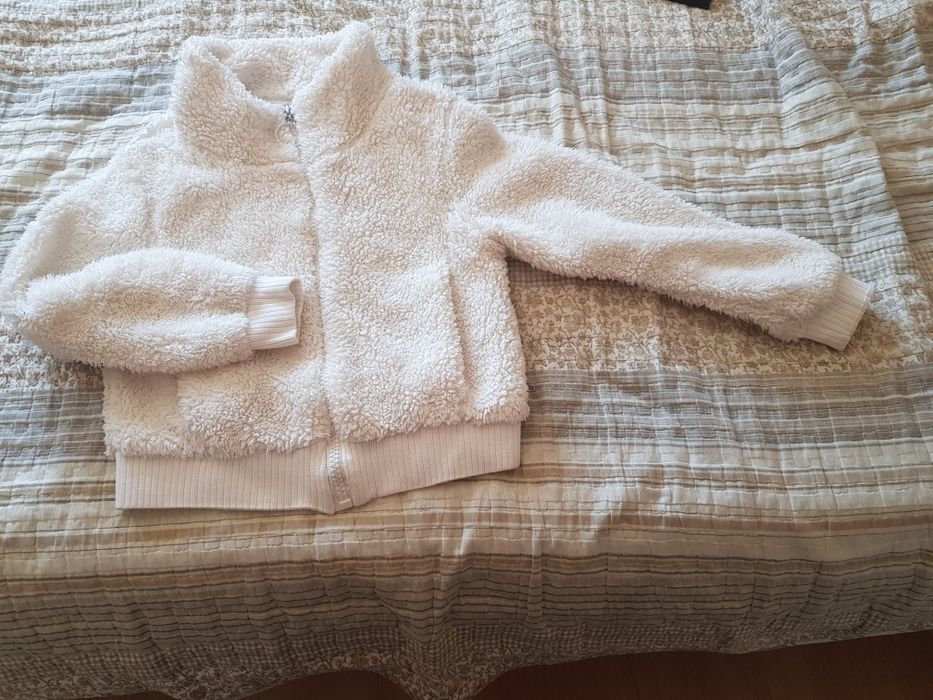 Модерно късо якенце с подплата.