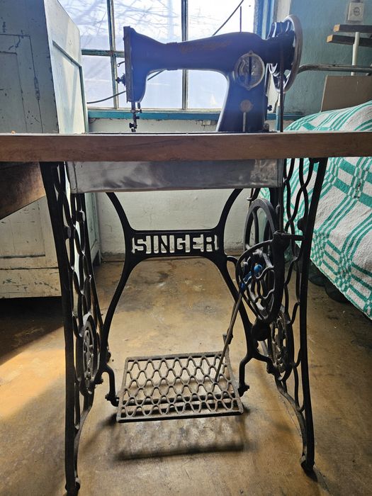 Швейная машинка со станиной SINGER