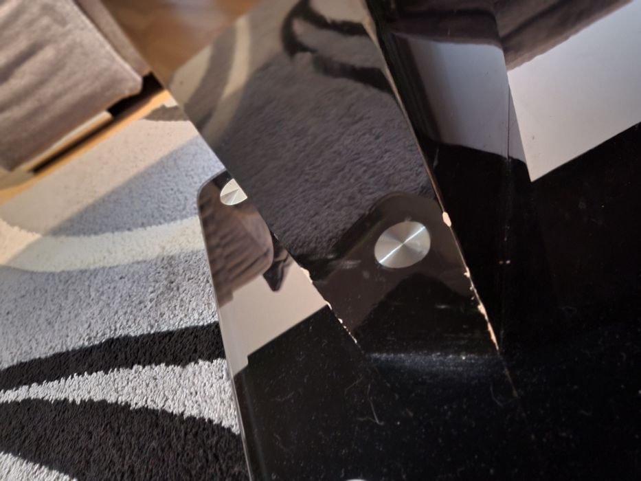 Хола стъклена маса