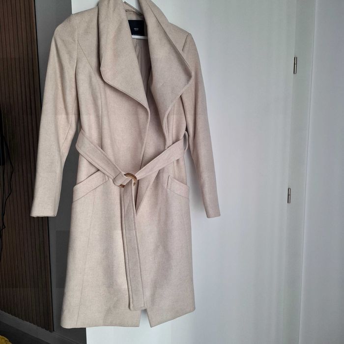 Vand palton Mango,culoare camel,nou fara etivheta.
