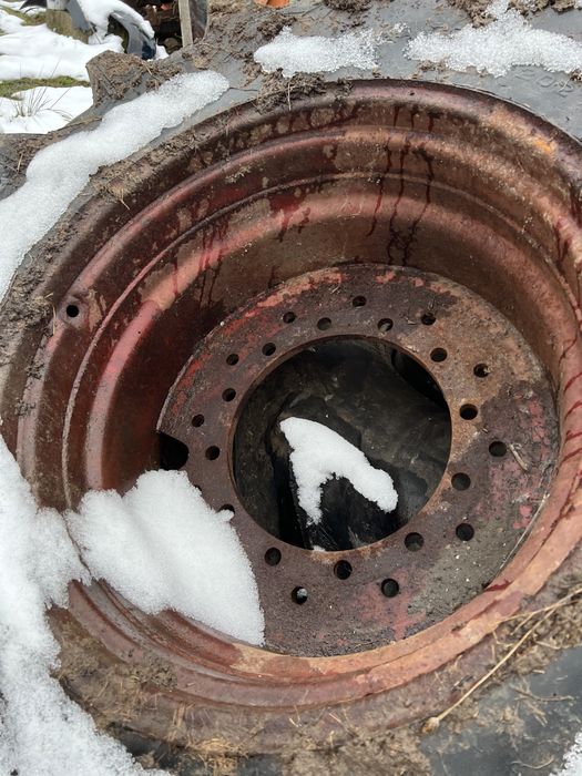 Vând cauciucuri 23.1/30 cu jante și fără jante