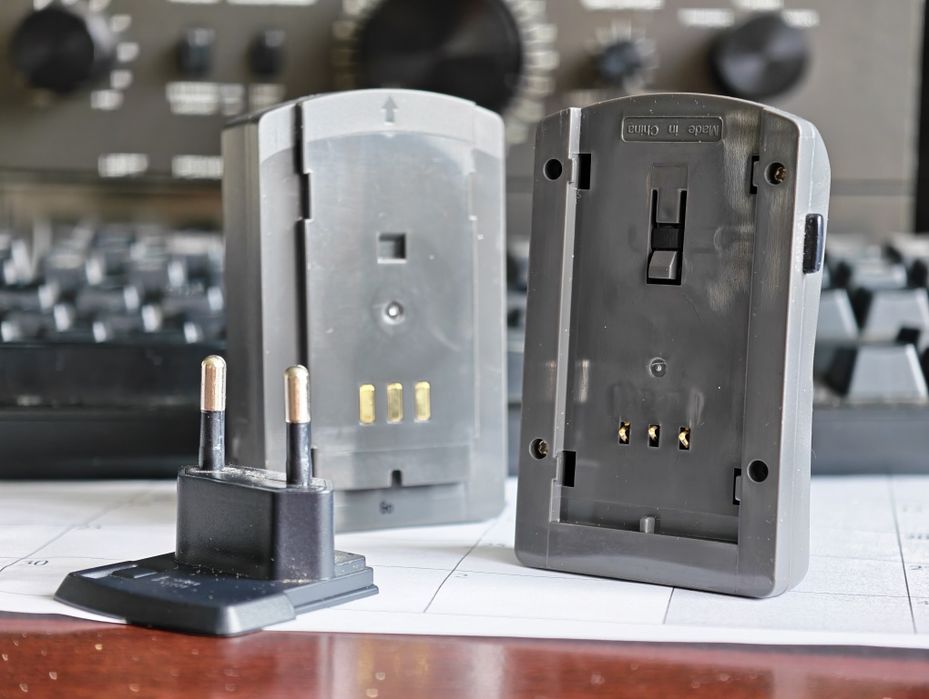 Încărcător acumulatori R2CR5 / 2CR5 Li-ion (World-Wide / compact, ideal pentru călătorii)