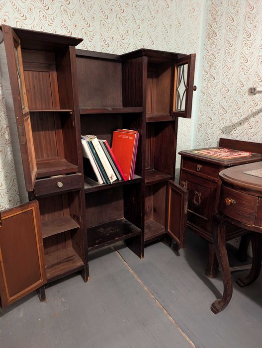 Bibliotecă veche din lemn masiv cu vitralii – piesă autentică, rară