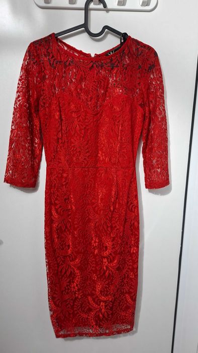Елегантна червена дантелена рокля – Kardashian Kollection for LIPSY