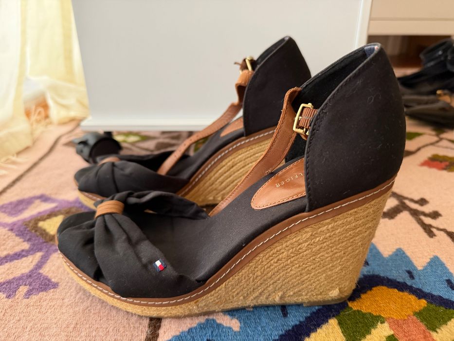 Ботуши / Обувки TOMS / Tommy Hilfiger / Camper / Roberto Festa / Karine Arabian / Mexx / IOVAI