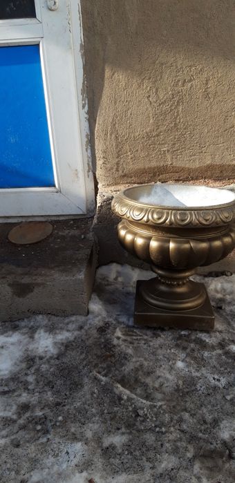 Вазоны уличные и лвы